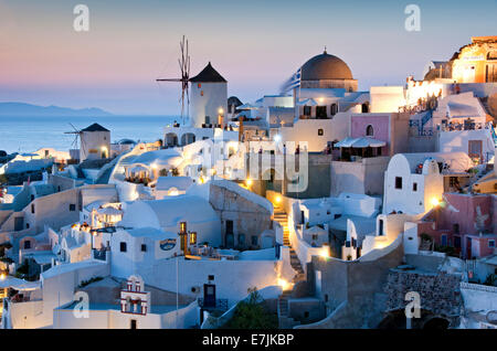 Windmühlen & weiß getünchten traditionellen Häuser bei Nacht, Oia, Santorini, griechische Inseln, Griechenland, Europa Stockfoto