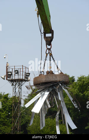 magnetische Grab auf Kran Heben Metall bei Schrottplatz uk Stockfoto