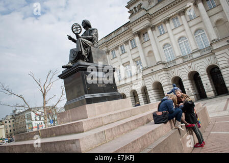 Nicolaus Copernicus-Denkmal vor dem Staszic Palast auf Krakowskie Przedmiescie Straße in Warschau, Polen Stockfoto