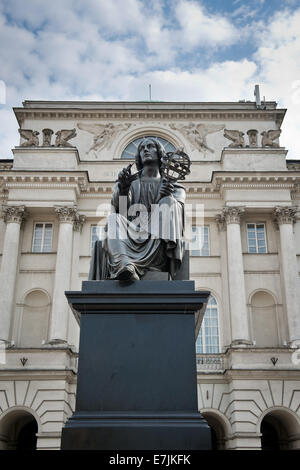 Nicolaus Copernicus-Denkmal vor dem Staszic Palast auf Krakowskie Przedmiescie Straße in Warschau, Polen Stockfoto