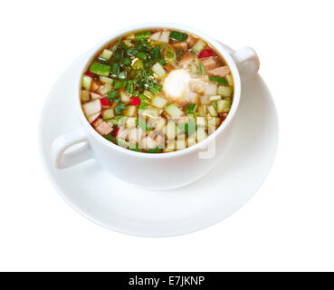 Russische traditionelle Sommer kalte Suppe, Lauchzwiebel .isolated auf weißem Hintergrund. Stockfoto