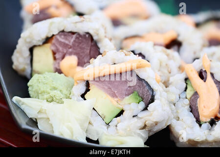 Nahaufnahme von Thunfisch-Sushi mit extrem geringen Schärfentiefe. Stockfoto