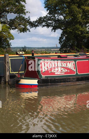 Schmalboote Schmalboote, die im August auf dem Kennet und Avon Canal, Devizes, Wiltshire, England, Großbritannien vor Anker lagen Stockfoto