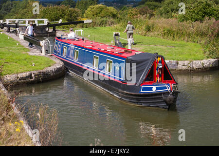 Schmalboot-Schmalboot, das im August durch Caen Hill Locks auf dem Kennet und Avon Canal fährt, Devizes, Wiltshire, England, Großbritannien Stockfoto