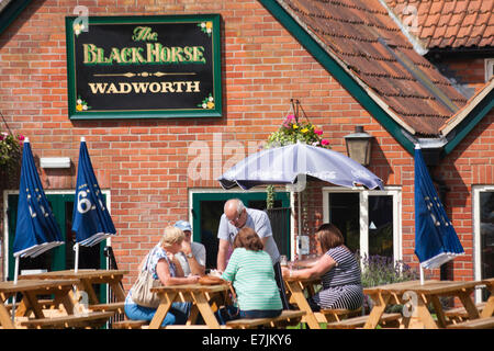 Genießen Sie im August einen Drink im Black Horse Inn in der Sonne am Kennet und Avon Canal, Devizes, Wiltshire, England Stockfoto