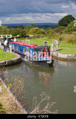 Schmalboot-Schmalboot, das im August durch Caen Hill Locks auf dem Kennet und Avon Canal fährt, Devizes, Wiltshire, England, Großbritannien Stockfoto