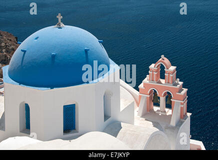 Blauen Kuppelkirchen mit Blick auf die Caldera, Oia, Santorini, Cyclades, griechische Inseln, Griechenland, Europa Stockfoto