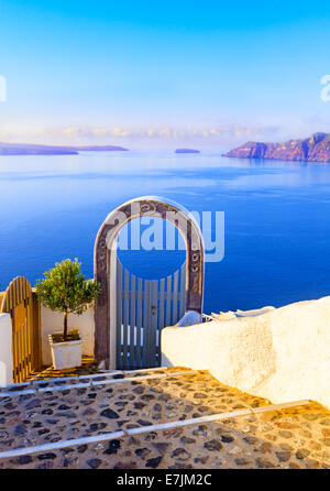 Santori Tor mit Blick auf den Vulkan im Meer Stockfoto