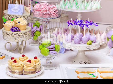 Buffet mit süßen Cupcakes Stockfoto