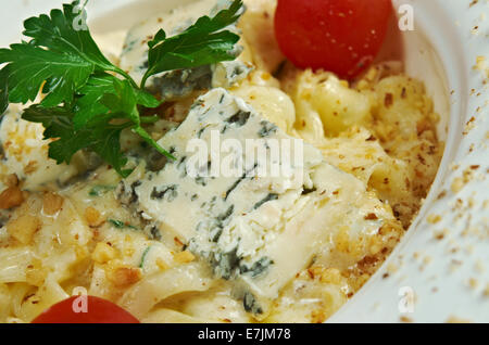 Nudeln Fettuccine mit Lachs in einer Sahnesauce. Stockfoto