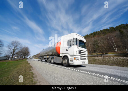 Kraftstoff-LKW fahren auf landschaftlich Autobahn Stockfoto