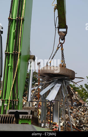 magnetische Grab auf Kran Heben Metall bei Schrottplatz uk Stockfoto