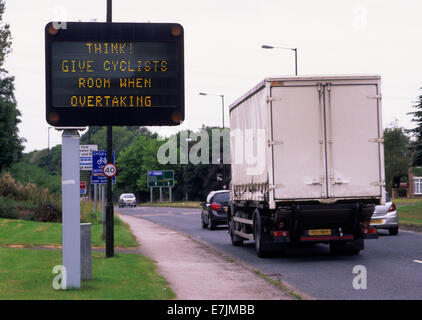Digital am Straßenrand Zeichen von Cycle route Warnung Fahrer Radfahrern mehr Raum geben, beim Überholen York Vereinigtes Königreich Stockfoto
