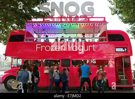 Knutschen Sie gefrorenen Joghurt Bus auf South Bank, London Stockfoto