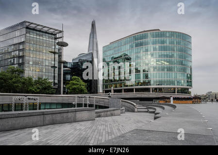 Mehr London Flussufer Komplex mit dem Shard London hinter. Aufgenommen am frühen Morgen im August Stockfoto