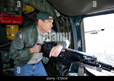 Texas-Gouverneur Rick Perry mans ein Maschinengewehr in der offenen Tür des einzigen fliegenden Welt Krieg II B-24 Bombers pilotiert von Veteran Wally Bludworth 20. März 2009 in Austin, Texas. Stockfoto