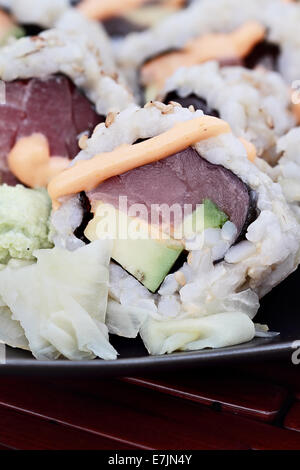 Nahaufnahme von Thunfisch-Sushi mit extrem geringen Schärfentiefe. Stockfoto