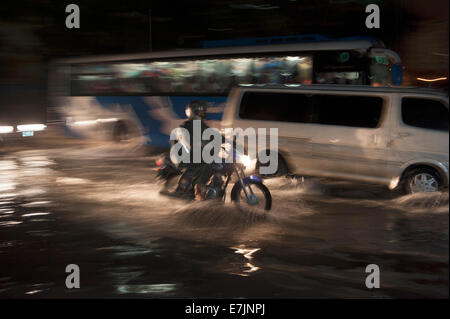 Makati Stadt, Metro Manila, Philippinen. 19. September 2014. Philippine Pendler versuchen nach Hause zu kommen in der Rushhour am Abend durch die Überschwemmungen durch Tropensturm "Mario" (internationaler Name Fung-Wong), die der Insel Luzon getroffen. Bildnachweis: David Hodges / Alamy Live News Stockfoto