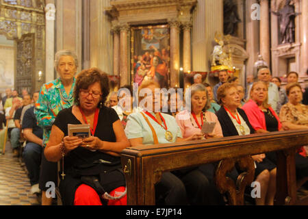 Warten Sie Fot die Verflüssigung des Blutes von San Gennaro während der San Gennaro-Wunder-Ankündigung in der Kathedrale von Neapel, Stockfoto