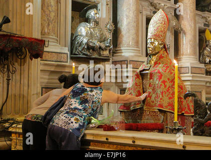 Warten Sie Fot die Verflüssigung des Blutes von San Gennaro während der San Gennaro-Wunder-Ankündigung in der Kathedrale von Neapel, Stockfoto