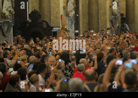 Warten Sie Fot die Verflüssigung des Blutes von San Gennaro während der San Gennaro-Wunder-Ankündigung in der Kathedrale von Neapel, Stockfoto