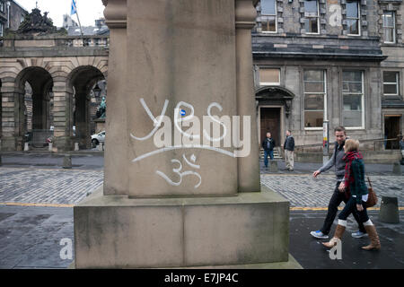 Schottisches Referendum ja Graffiti auf der Basis von Adam Smith-Statue auf der Royal Mile, Edinburgh Stockfoto