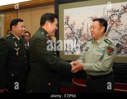 Peking, China. 19. Sep, 2014. Fan Changlong (R), stellvertretender Vorsitzender der chinesischen zentralen Militärkommission (CMC), trifft sich mit Thai Oberbefehlshaber Tanasak Patimaprakorn, der auch der stellvertretende Ministerpräsident und Minister of Foreign Affairs of Thailand, in Peking, Hauptstadt von China, 19. September 2014. © Liu Weibing/Xinhua/Alamy Live-Nachrichten Stockfoto