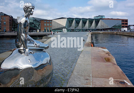 Kulturvaerftet Og Bibliotek (The Kultur Yard und Bibliothek) an der Uferpromenade in Helsingør Dänemark mit Skulptur Han Stockfoto