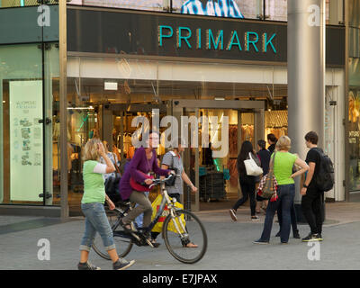 Eintritt in die Primark-Filiale in Köln mit Frauen betreten und verlassen das Geschäft. Stockfoto