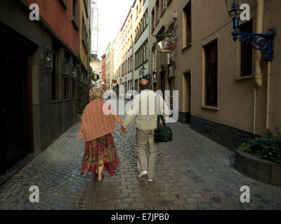 Älteres Ehepaar, ein Spaziergang durch die alten Gassen der Altstadt von Köln, Deutschland Stockfoto