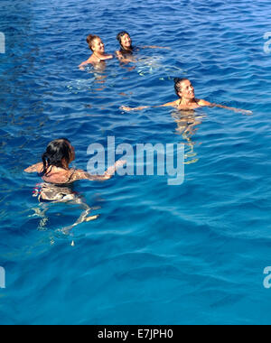 Frauen Schwimmen im Meer Stockfoto