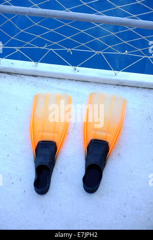 Orange Flossen auf Boot dock Stockfoto