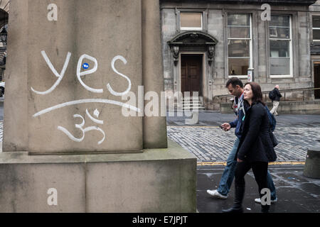 Schottisches Referendum ja Graffiti auf der Basis von Adam Smith-Statue auf der Royal Mile, Edinburgh Stockfoto