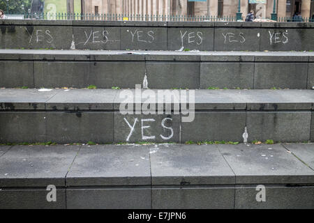 Schottisches Referendum. Ja Kreide Graffiti auf The Mound, Princes Street, Edinburgh Stockfoto