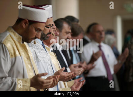 Köln, Deutschland. 19. Sep, 2014. Imame beten mit den Mitgliedern der islamischen Gemeinschaft in einer Moschee in Köln, Deutschland, 19. September 2014. Muslime in Deutschland mobilisiert für Kundgebungen gegen Antisemitismus und Terrorismus im Namen des Islam auf eine Nation weit Tag der Aktion. Foto: Oliver Berg/Dpa/Alamy Live News Stockfoto