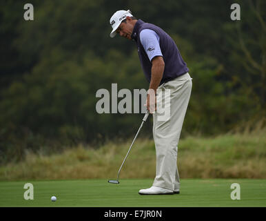 Newport, Wales. 19. Sep, 2014. ISPS Handa Wales Open Golf. Tag2. Lee Westwood putts Kredit: Action Plus Sport/Alamy Live News Stockfoto