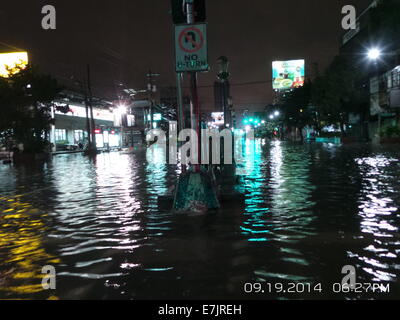 Manila, Philippinen. 19. September 2014. Fast einen Kilometer Espana Blvd. ist überflutet und meist nicht durchgängig durch Gosse tiefen Fluten von tropischer Sturm Fung Wong bekannt als Mario lokal gebracht. Einige Fahrzeuge und gestrandete Fluggäste haben den Mut, die schrecklichen Fluten entlang der Strecke von Espana Blvd. zu durchqueren Seine geschätzte Niederschlagsmenge ist von 7-20 mm pro Stunde (mäßige bis intensive) innerhalb der stropical Sturm 350 km Durchmesser. Bildnachweis: Sherbien Dacalanio / Alamy Live News Stockfoto