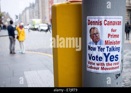 Schottisches Referendum. Dennis Canavan Yes und Ministerpräsident-Aufkleber in der Altstadt von Edinburgh Stockfoto