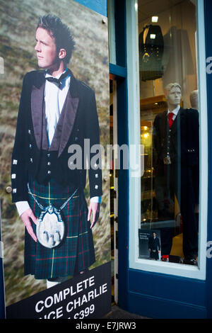 Schottische Modell Plakat außerhalb einer schottischen Kleid-Ausstatter in der Altstadt von Edinburgh. Stockfoto