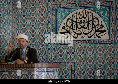 Berlin, Deutschland. 19. Sep, 2014. Ein Imam Predigt in Centrum-Moschee in Hamburg, Deutschland, 19. September 2014. Muslime in Deutschland mobilisiert für einen bundesweiten Aktionstag gegen Hass, Rassismus und Relgious Fanatismus. Bildnachweis: Dpa picture Alliance/Alamy Live News Stockfoto