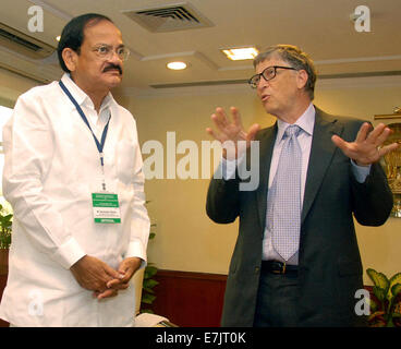 Neu-Delhi, Indien. 19. Sep, 2014. Indische städtische Entwicklung Minister Venkaiah Naidu (L) trifft sich mit Microsoft-Gründer Bill Gates in New Delhi, der Hauptstadt von Indien, am 19. September 2014. Bildnachweis: Partha Sarkar/Xinhua/Alamy Live-Nachrichten Stockfoto