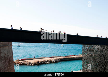 Marseille, Frankreich. Fußgängerweg, die Brücke vom alten Hafen (le vieux Port) in Marseille zum neuen Hafenbaubetrieb und Museum, dem MuCEM. Stockfoto