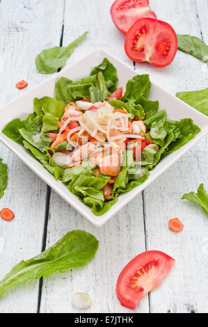 Gesunder Salat mit Lachs und Mung Sojasprossen, auf einem Holzbrett Stockfoto