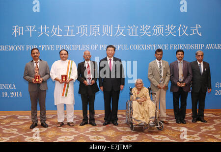 Neu-Delhi, Indien. 19. Sep, 2014. Chinesischen Staatspräsidenten Xi Jinping (4 L) trifft sich mit indischen Gruppen und Einzelpersonen, die Freundschaft während der Zeremonie die fünf Prinzipien der friedlichen Koexistenz Freundschaft Award in New Delhi, Indien, 19. September 2014 ausgezeichnet. Bildnachweis: Pang Xinglei/Xinhua/Alamy Live-Nachrichten Stockfoto