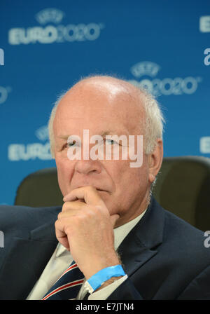 Genf, Schweiz. 19. Sep, 2014. Greg Dyke, Vorsitzender der englischen Football Association (FA), wird bei einer Pressekonferenz nach der UEFA Euro 2020 Gastgeber Ankündigung Zeremonie im Espace Hippomene in Genf, Schweiz, 19. September 2014 gesehen. Wembley Stadion in London wird das Finale und beide Halbfinale des Turniers Euro 2020 inszenieren. Die UEFA Euro 2020-Turnier wird in dreizehn Städten in 13 Ländern Europas ausgetragen. Bildnachweis: Dpa picture Alliance/Alamy Live News Stockfoto