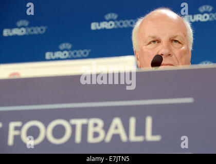 Genf, Schweiz. 19. Sep, 2014. Greg Dyke, Vorsitzender der englischen Football Association (FA), wird bei einer Pressekonferenz nach der UEFA Euro 2020 Gastgeber Ankündigung Zeremonie im Espace Hippomene in Genf, Schweiz, 19. September 2014 gesehen. Wembley Stadion in London wird das Finale und beide Halbfinale des Turniers Euro 2020 inszenieren. Die UEFA Euro 2020-Turnier wird in dreizehn Städten in 13 Ländern Europas ausgetragen. Bildnachweis: Dpa picture Alliance/Alamy Live News Stockfoto