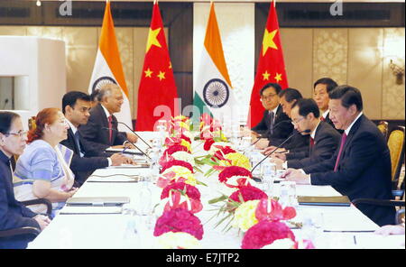 Neu-Delhi, Indien. 19. Sep, 2014. Chinesischen Staatspräsidenten Xi Jinping (1. R) trifft sich mit Sumitra Mahajan (2 L), Sprecher der Lok Sabha, dem Unterhaus des indischen Parlaments, in Neu-Delhi, Indien, 19. September 2014. Bildnachweis: Zhang Duo/Xinhua/Alamy Live-Nachrichten Stockfoto