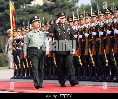 Peking, China. 19. Sep, 2014. Fang Fenghui (L), Chef des Generalstabs der chinesischen Volksbefreiungsarmee (PLA) und auch ein Mitglied der zentralen Militärkommission Chinas, hält eine Zeremonie für Thai Supreme Commander Tanasak Patimaprakorn, der auch der stellvertretende Ministerpräsident und Minister of Foreign Affairs of Thailand, vor ihrem Treffen in Peking, Hauptstadt von China, 19. September 2014. Bildnachweis: Liu Weibing/Xinhua/Alamy Live-Nachrichten Stockfoto