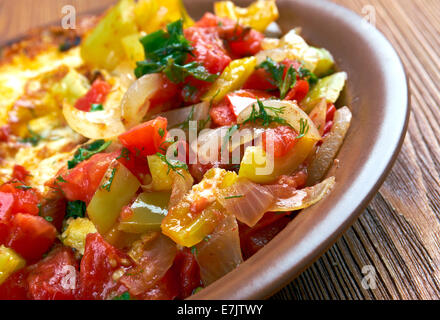 Ei in einem Loch ist Frühstückskarte mit Tomaten und Paprika Stockfoto