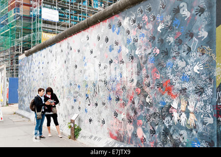 Touristen in der East Side Gallery, Berlin 2014 Stockfoto